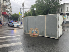 В столкновении в центре Саратова перевернулся грузовик: полиция ищет свидетелей