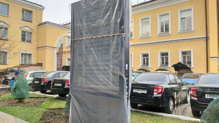 У входа в Саратовскую областную думу разместили стенд для рекламы