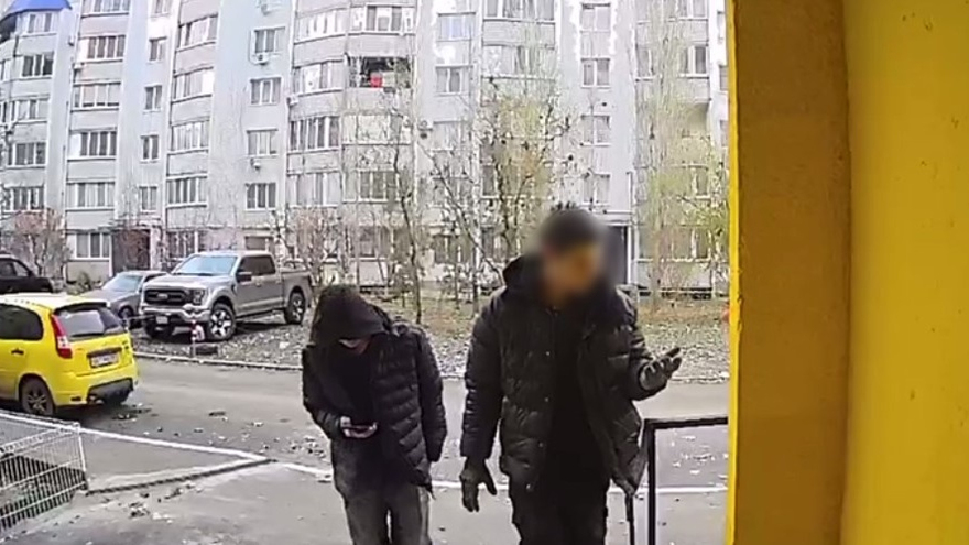 Сломали антенну, кидались мусором с крыши дома: в Юбилейном сняли на видео двух вандалов-подростков
