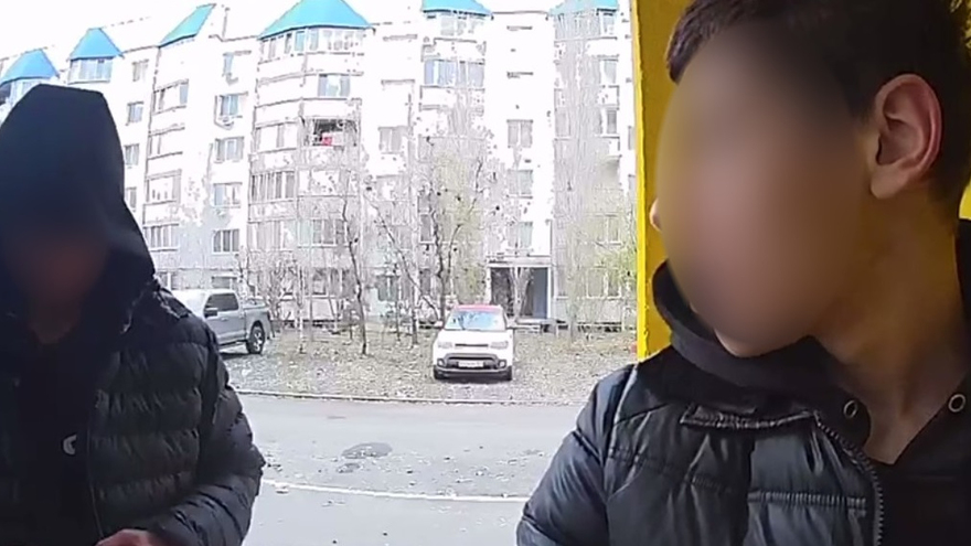 Сломали антенну, кидались мусором с крыши дома: в Юбилейном сняли на видео двух вандалов-подростков