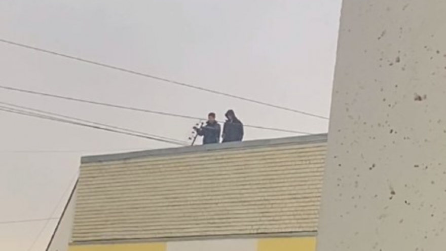 Сломали антенну, кидались мусором с крыши дома: в Юбилейном сняли на видео двух вандалов-подростков