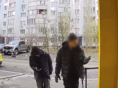 Сломали антенну, кидались мусором с крыши дома: в Юбилейном сняли на видео двух вандалов-подростков
