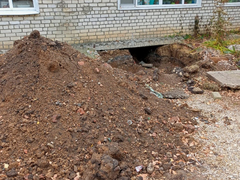 С утра до вечера кружкой вычерпывает: канализационные массы затапливают квартиру пенсионерки