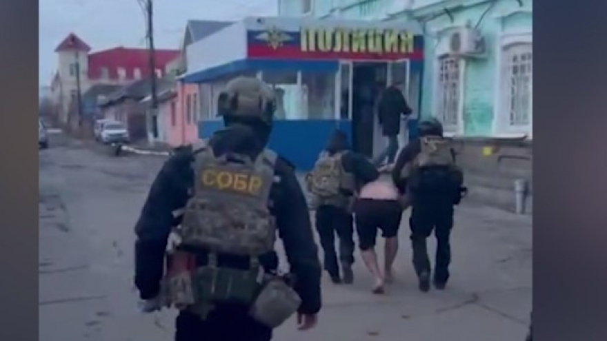 Под Саратовом задержан подозреваемый в расстреле мужчин в дорожной разборке: его доставили в отдел в одних шортах