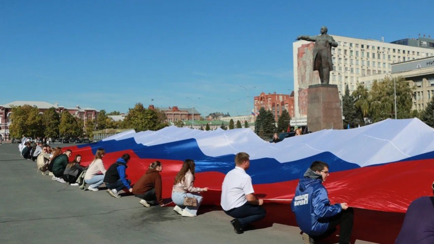 В центре Саратова развернули 80-метровый флаг РФ