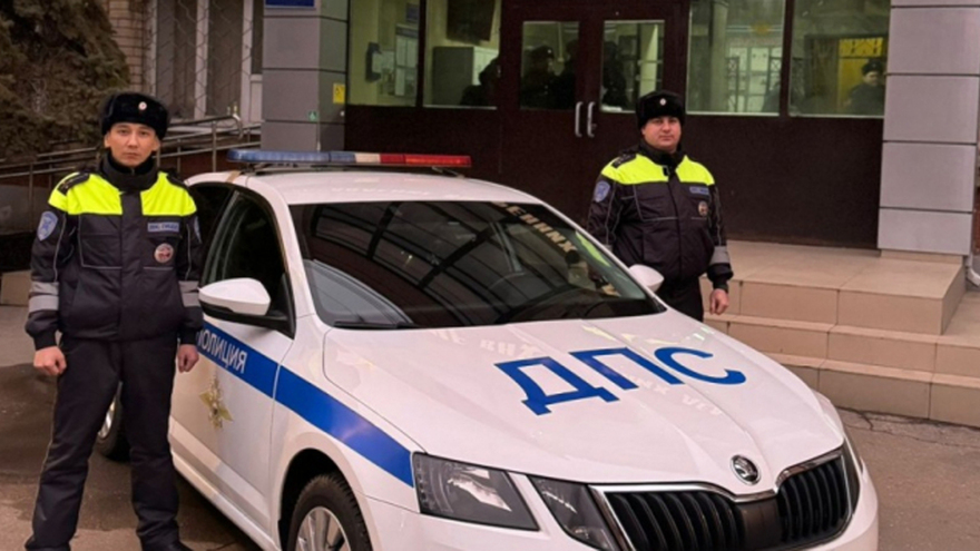 В Энгельсе девушка-водитель пробила колесо и растерялась: на помощь пришли инспекторы
