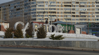Жители Энгельса ждут развязки на Славянской площади
