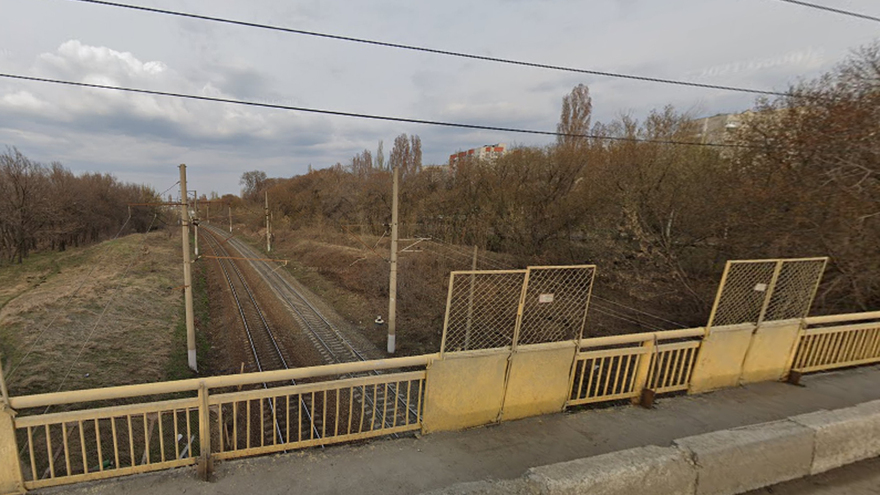 В Саратове пьяный на спор прыгнул с моста и покалечился