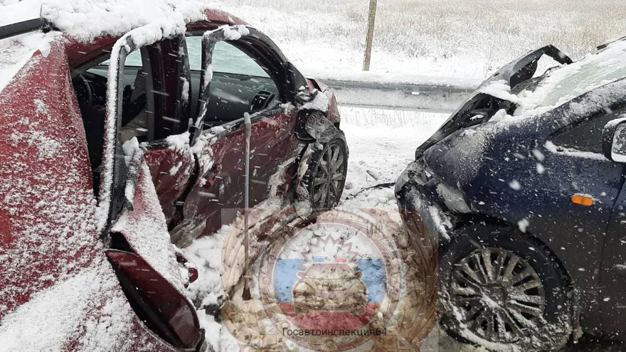 В аварии на заснеженной дороге пострадали три человека