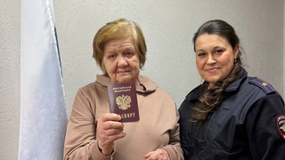 Саратовские полицейские вручили российский паспорт приезжей из Узбекистана: она ждала этого момента 24 года