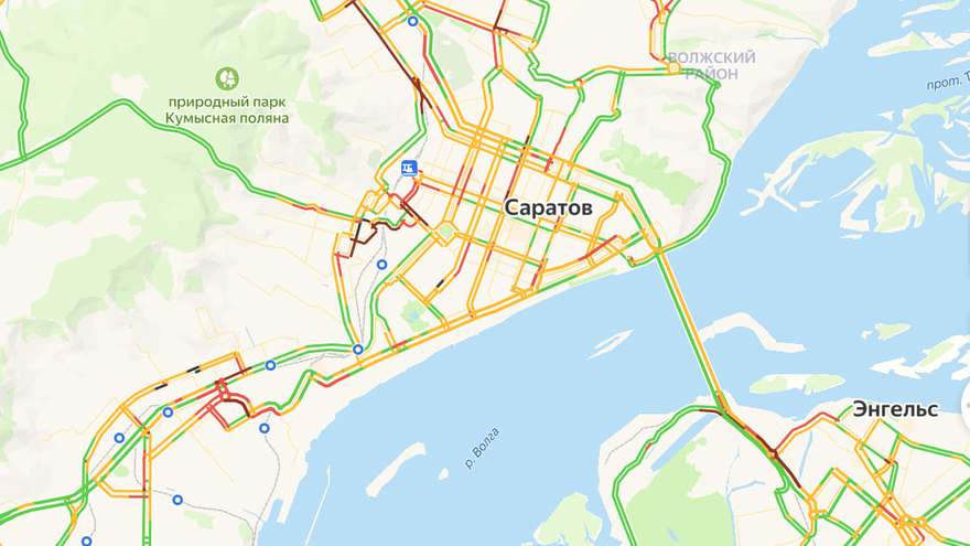 Ночной снегопад: дороги сковали пробки, выросли цены в такси, водители откапывают машины