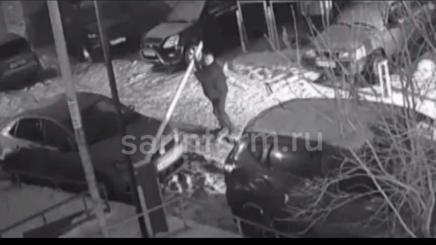 В саратовском дворе неизвестный выломал шлагбаум (видео)