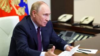Тракторист, профессор, экс-министр, медики: Путин отметил заслуги девяти жителей Саратовской области