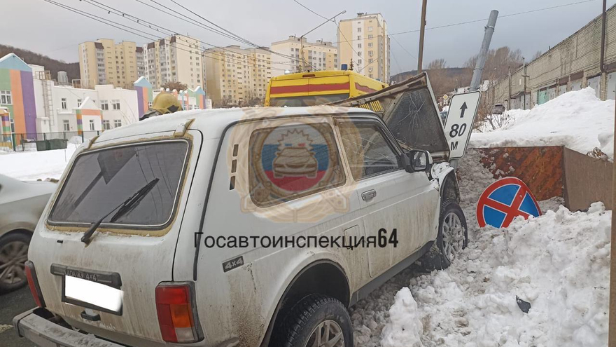 В Саратове внедорожник протаранил столб с дорожным знаком: есть пострадавший