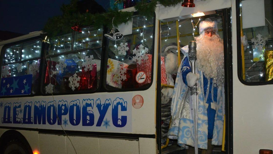 По Энгельсу прокатится новогодний ДедМоробус
