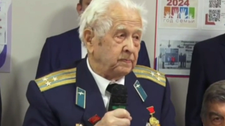Энгельсскому летчику-ветерану Евгению Федяеву исполнилось 102 года