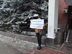 Писной, тебе откликнутся наши слезы отчаяния: у саратовской облдумы проходит пикет