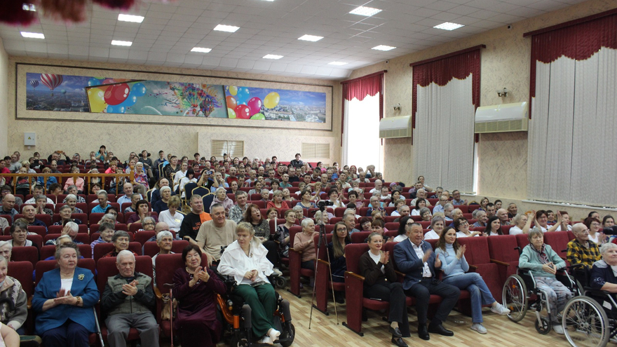 В энгельсском доме-интернате поставили новогодний спектакль Вечера на хуторе близ Диканьки