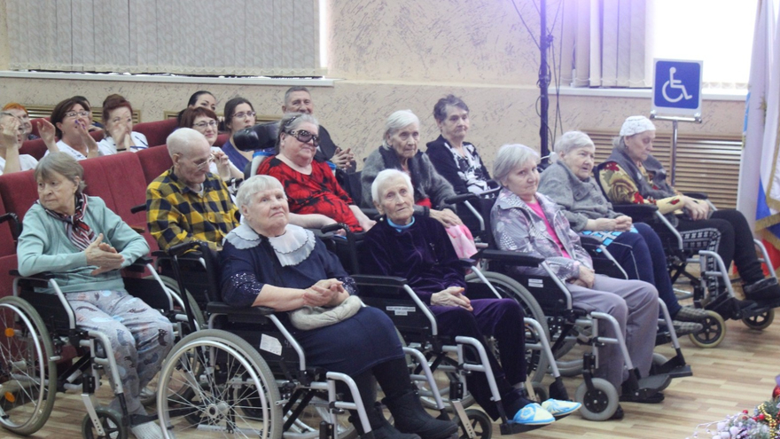 В энгельсском доме-интернате поставили новогодний спектакль Вечера на хуторе близ Диканьки