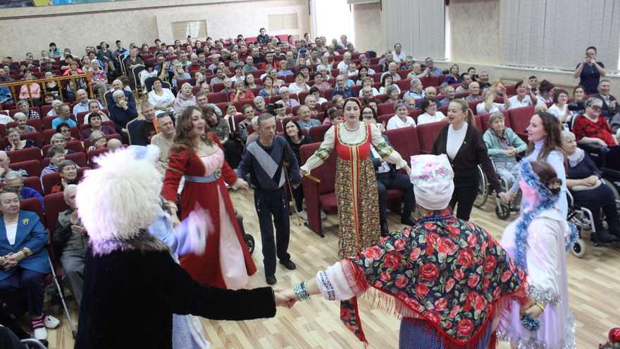 В энгельсском доме-интернате поставили новогодний спектакль Вечера на хуторе близ Диканьки