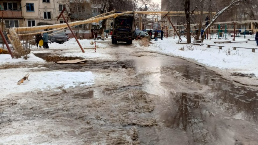В Энгельсе мусоровоз сломал трубу и лишил людей горячей воды