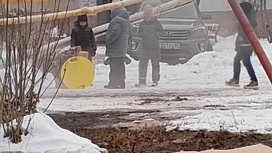 В Энгельсе мусоровоз сломал трубу и лишил людей горячей воды