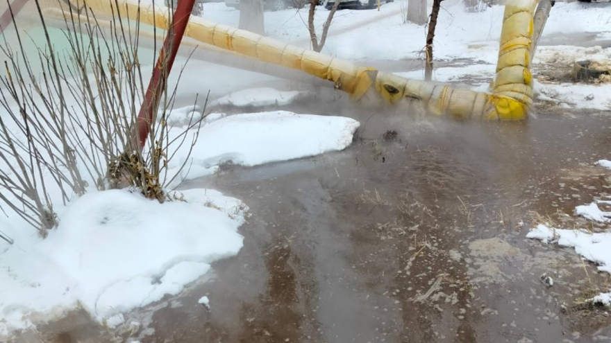 В Энгельсе мусоровоз сломал трубу и лишил людей горячей воды
