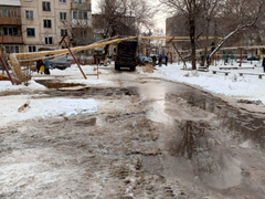 В Энгельсе мусоровоз сломал трубу и лишил людей горячей воды