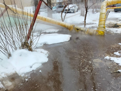 В Энгельсе мусоровоз сломал трубу и лишил людей горячей воды