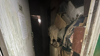 В Саратове нуждающейся семье предложили квартиру, забитую мусором до потолка: следователи начали проверку