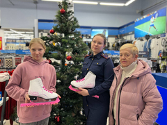 В Саратове следователи подарили девочке коньки