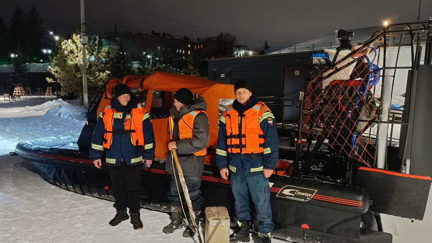 Под Новый год рыбак устроил опасный заплыв на льдине: на помощь пришли спасатели