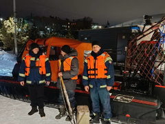 Под Новый год рыбак устроил опасный заплыв на льдине: на помощь пришли спасатели