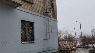 В Энгельсе у туберкулезной больницы обрушился фасад