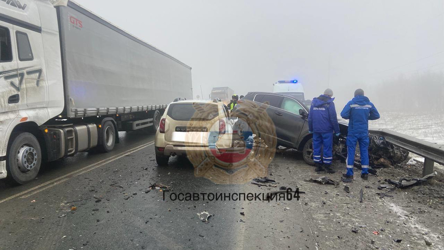 В ДТП с грузовиком на выезде из Саратова погиб водитель
