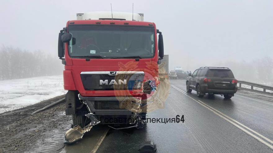 В ДТП с грузовиком на выезде из Саратова погиб водитель