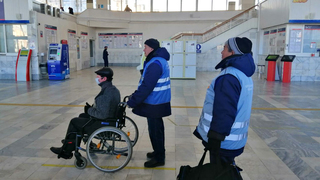 Более 13,5 тысяч маломобильных граждан воспользовались услугами сопровождения на вокзалах ПривЖД в 2024 году