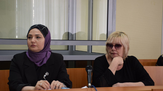 Дело об избиении школьницы в Изумрудном: Адвокат Мустафаевых в суде обратил внимание на взрослый маникюр потерпевшей