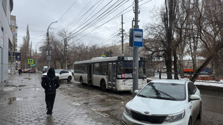 У Ковчега парковочный карман превратили в автобусную остановку: автомобилисты возмущены