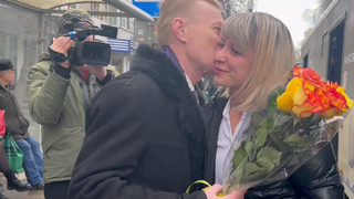 Чтобы чувствовали себя женщинами: в Саратове министр транспорта цветами и поцелуями поздравил водительниц автобусов