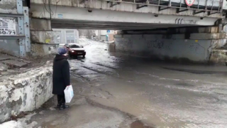 Опасный квест: в Саратове под мостом глупости появилась полоса препятствий для пешеходов