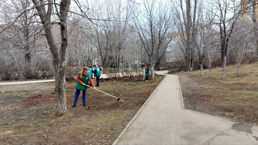 В саратовском сквере Территория детства провели уборку