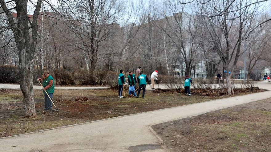 В саратовском сквере Территория детства провели уборку