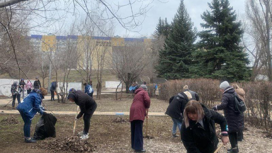 В саратовском сквере Территория детства провели уборку