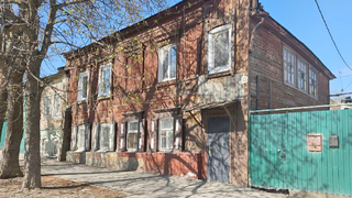 Не в доме, а во дворе: саратовские чиновники опровергли информацию о горевшем памятнике