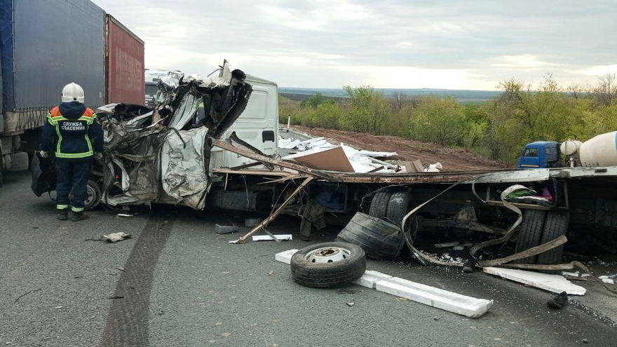 В Саратовской области в ДТП расплющило грузовик: двое пострадали