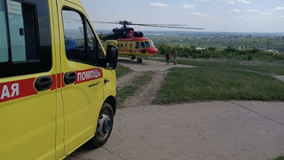 Недоношенную двойню перевезли из Вольска в Саратов на вертолете