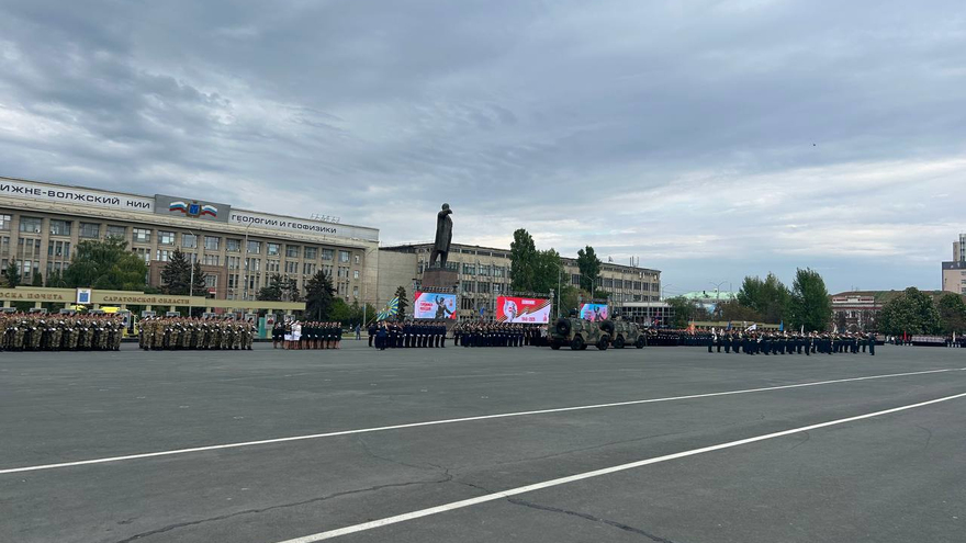 В центре Саратова репетируют парад ко Дню Победы
