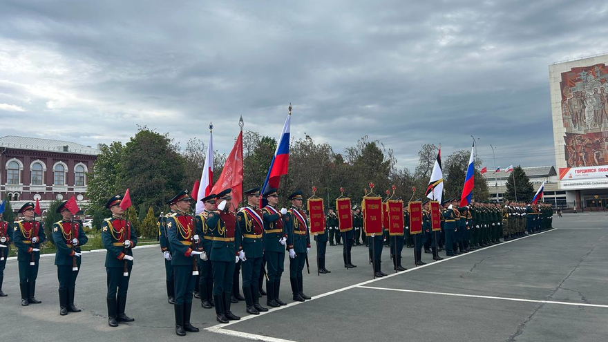 В центре Саратова репетируют парад ко Дню Победы