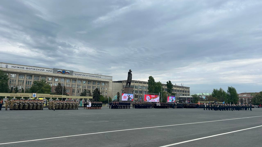 В центре Саратова репетируют парад ко Дню Победы
